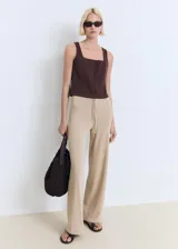 Pantalón largo de punto fino color beige, de corte recto y con cordón ajustable en la cintura.