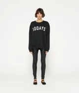 Suéter oversize negro con parche de fieltro con el logo de béisbol de 10DAYS en el pecho, cuello redondo de punto acanalado y puños y dobladillo de punto acanalado.