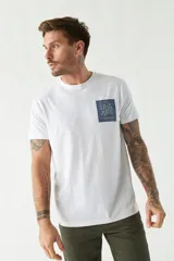 Remera blanca de algodón con cuello redondo, mangas cortas y estampado en el pecho con la leyenda 'BROOKS FIELD' en azul. Corte regular.