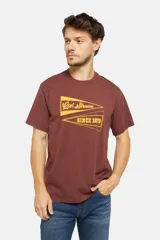 Remera marrón de corte clásico con cuello redondo y estampado amarillo en el frente con el logo de Levi's y la leyenda 'Since 1873'.