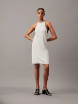 Vestido corto blanco de lyocell con textura de canalé, corte recto y espalda racerback.