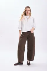 Pantalón de jean marrón con estampado animal print, corte wide leg y tiro alto.