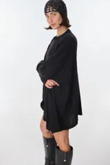 Sweater tejido artesanalmente en Uruguay, color beige con rayas verticales color camel y diseño de trenzas. Tiene bolsillos frontales y puños ajustados.