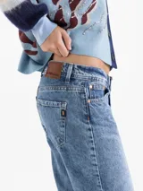 Jeans de tiro bajo, confeccionados en denim rígido de peso medio, con calce recto desde la cadera hasta el bajo. El lavado es celeste claro con contrastes marcados.