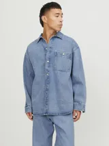 Sobrecamisa de jean celeste con manga larga, cuello clásico, cierre con botones y bolsillo frontal.