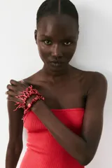 Vestido midi de punto acanalado grueso, corte ajustado y sin mangas.