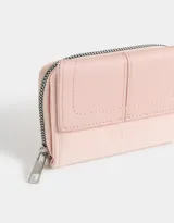 Billetera pequeña color rosa claro de cuerina con solapa y cierre con broche.