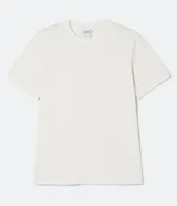 Remera blanca de manga corta, cuello redondo y corte recto.