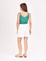 Musculosa blanca de punto canalé con escote en V y breteles anchos.