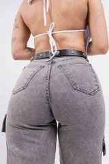 Pantalón cargo gris con efecto lavado, de corte recto y tiro alto. Presenta bolsillos laterales con fuelle y trabillas para cinturón.