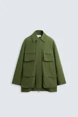 Parka verde militar de corte relaxed fit confeccionada en tejido técnico ligero. Cuello solapa y manga larga. Bolsillos de plastrón con solapa en delantero. Cintura ajustable en interior. Cierre frontal con cremallera oculta por solapa con botones a presión.