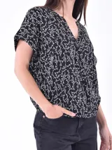 Blusa color negro con escote en V y mangas cortas.
