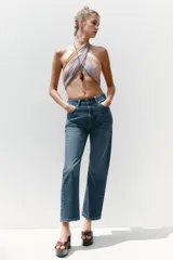 Jeans de tiro alto con cinco bolsillos, efecto lavado y pernera recta.