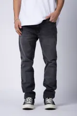 Pantalón de jean gris oscuro, de corte recto, con bolsillos delanteros y traseros.