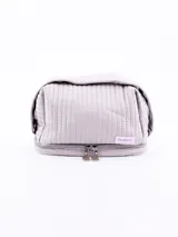 Necesser acolchado color lila con cierre superior y etiqueta con el logo de la marca en el frente.