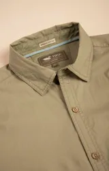 Camisa amarilla de algodón orgánico, manga larga con botones de madera, cuello italiano, calce regular, bolsillo de pecho con logo bordado.