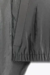 Chaqueta gris confeccionada en hilatura con mezcla de modal, de manga larga con puños elásticos, bolsillos laterales, bajo con elástico y cierre frontal con cremallera metálica.