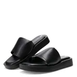 Sandalias de plataforma color beige, con tira ancha sobre los dedos.