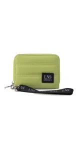 Billetera corta con cierre alrededor y tapa, confeccionada en tela capitoneada. Incluye varias reparticiones con tarjeteros y bolsillos internos, y una correa de mano desmontable. Disponible en negro, rojo y dorado.