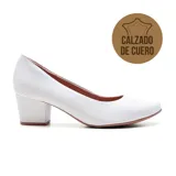 Zapato de cuero negro con taco cuadrado y escote en U.