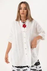 Camisa blanca con calados, escote en V, abotonada y manga 3/4.