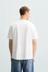 Remera color arena de corte recto, cuello redondo y mangas cortas.