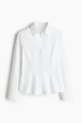 Camisa entallada blanca de manga larga con cuello clásico, tapeta de botones parcialmente abierta y pinzas delanteras y traseras para estilizar la figura.