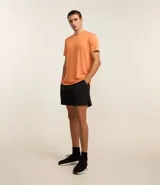 Remera deportiva negra de poliéster y elastano, con tecnología Dry, cuello redondo, manga corta y estampa jacquard.