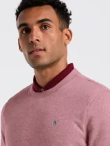 Buzo de hombre color rosa, de cuello redondo y manga larga. Tiene el logo de la marca bordado en el pecho.