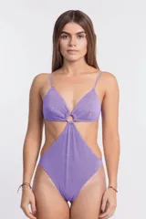 Malla enteriza de lurex color lila con escote triángulo, breteles finos regulables y abertura en el abdomen unida por una argolla metálica.