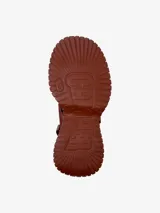 Sandalias marrones de cuero con plataforma gruesa y tiras con ajuste de velcro.