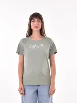 Remera verde militar de corte clásico con estampado de luna, cactus y palmera en el frente.