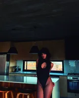 Body negro de lycra con forro de algodón, cuello alto y escote en forma de rombo.