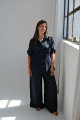 Camisa azul marino de lino, con cuello camisero, abotonada y mangas 3/4 con trabilla.