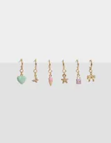 Set de aros argolla dorados con dijes colgantes esmaltados y metálicos con forma de corazón verde, mariposa dorada, helado rosa, estrella dorada, candado lila y moño dorado.