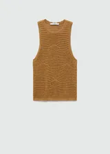 Top de punto grueso color dorado, con diseño calado, tejido de lúrex, cuello redondo y tirantes anchos.