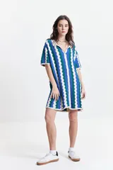 Vestido corto tejido de punto con cuello tipo camisa, botones frontales y diseño a rayas onduladas en tonos azul, verde y blanco.