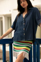 Minifalda tejida a crochet con hilado de algodón a rayas horizontales en colores verde, amarillo, rojo y blanco.