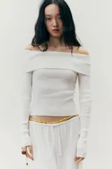 Pantalón de pierna amplia color blanco, confeccionado en punto suave, con elástico revestido y cordón para ajustar en la cintura.