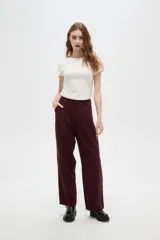 Pantalón de vestir color bordó, tiro alto, con pinzas frontales y corte ancho y holgado.
