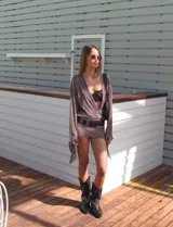 Minivestido marrón de microtul con terciopelo, escote en V y mangas largas acampanadas.