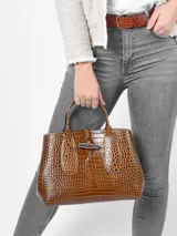 Bolso tote Longchamp modelo Le Roseau, tamaño mediano, color marrón con textura símil cocodrilo y cierre con botón a presión.