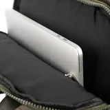 Bolso matero verde con estampado de camuflaje. Tiene doble asa de mano, correa bandolera regulable y múltiples bolsillos con cierre.