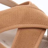 Sandalias de mujer color beige con plataforma blanca. Presentan tiras anchas cruzadas en la parte del empeine, confeccionadas en tejido de punto. Cuentan con tira ajustable con hebilla en el talón.