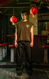 Sudadera sin mangas (tipo chaleco) color marrón óxido con estampado gráfico en la espalda inspirado en la película Kill Bill, con personajes de estilo cómic.