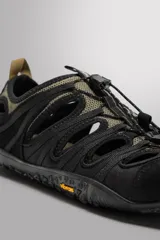 Sandalia técnica negra para hombre, con capellada de tejido técnico con aberturas laterales, puntera y talón reforzados, ajuste con cordones y suela Vibram.