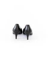 Zapato de tacón color negro, de cuero, con punta fina y tacón kitten heel.