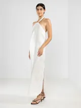 Vestido largo blanco de lino italiano con hilo metalizado y escote halter ajustable con cordón.