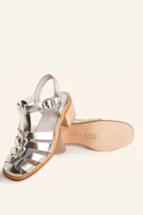 Sandalias de cuero color borgoña con tiras entrecruzadas, hebilla lateral y taco de madera.