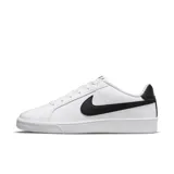 Championes urbanos Nike Court Royale, color blanco con detalles en negro, con logo "Swoosh" característico en los laterales y suela de goma.